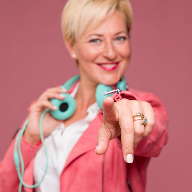 Retrato de mujer de media edad con auriculares