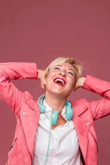 Retrato de mujer de media edad con auriculares