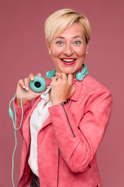 Foto gratuita retrato de mujer de media edad con auriculares