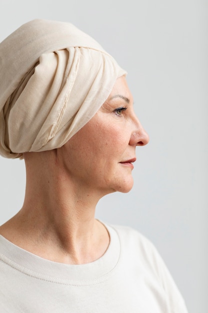Retrato de mujer de mediana edad con cáncer de piel