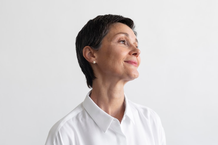 Foto gratuito retrato de mujer de mediana edad segura