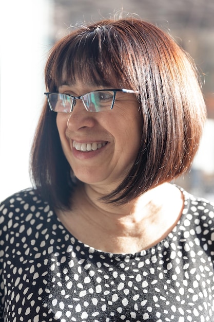 Retrato de una mujer de mediana edad sonriente feliz