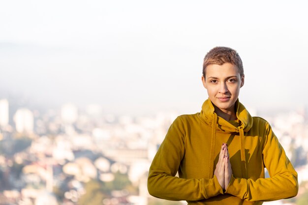 Retrato de mujer meditando