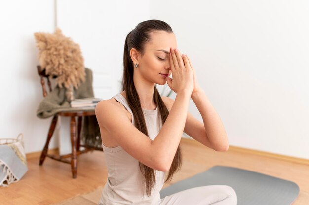 Retrato, mujer, meditar