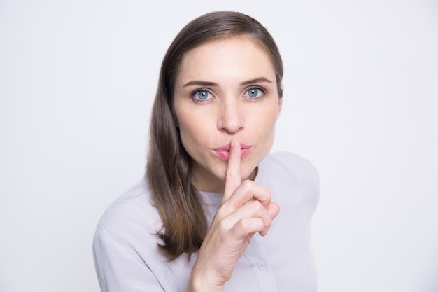 Retrato de la mujer misteriosa que sostiene el dedo en los labios