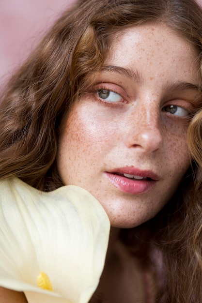 Foto gratuita retrato de mujer misteriosa sosteniendo una flor blanca