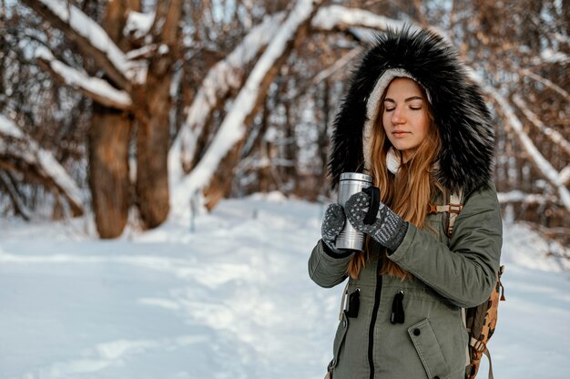 Retrato de mujer con mochila en día de invierno