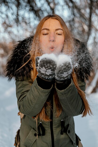 Retrato de mujer con mochila en día de invierno