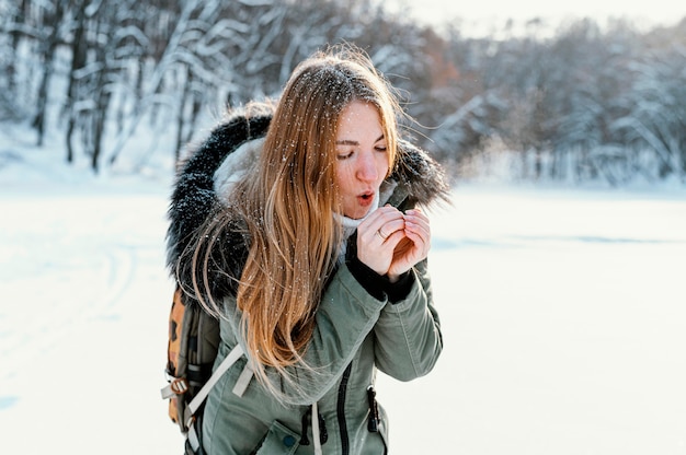 Retrato de mujer con mochila en día de invierno