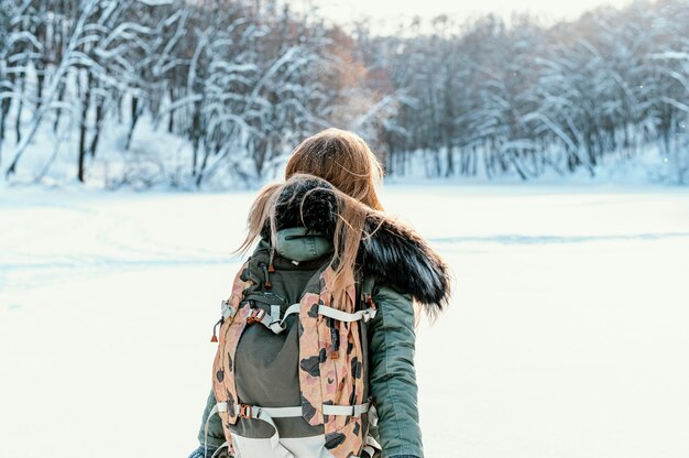 Retrato de mujer con mochila en día de invierno