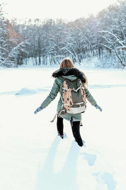 Retrato de mujer con mochila en día de invierno