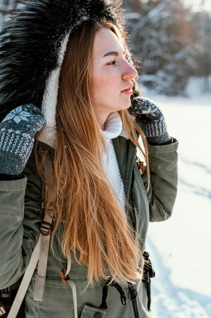 Retrato de mujer con mochila en día de invierno