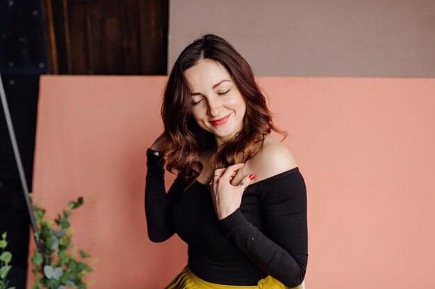 Retrato de una mujer de moda impresionante sentado en una silla