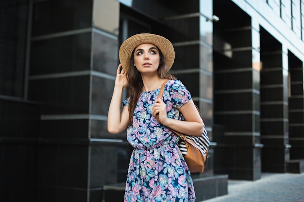 El retrato de mujer de moda de joven bonita moda posando en la ciudad de Europa