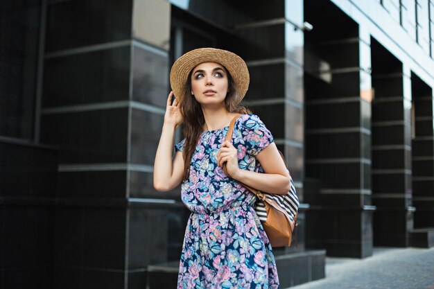 El retrato de mujer de moda de joven bonita moda posando en la ciudad de Europa