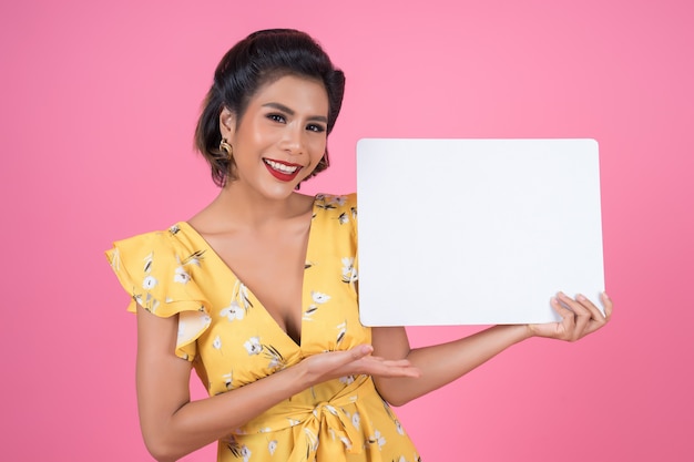 Retrato de mujer de moda mostrando la bandera blanca