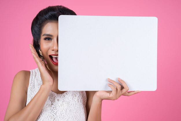 Retrato de mujer de moda mostrando la bandera blanca