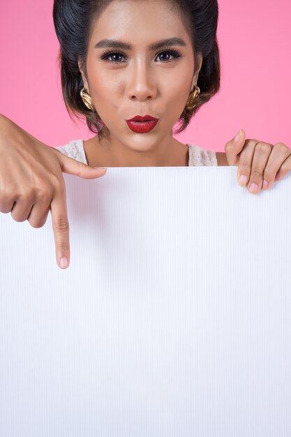 Retrato de mujer de moda mostrando la bandera blanca