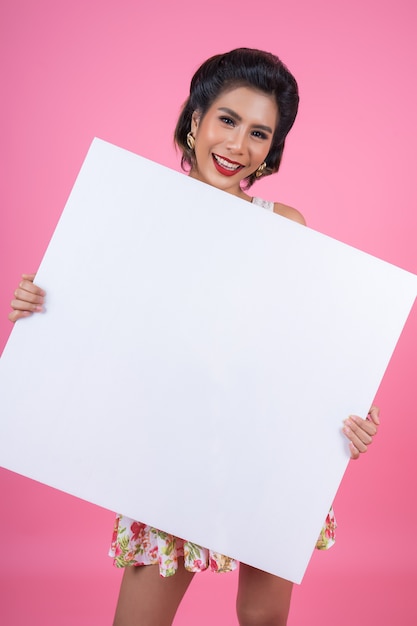 Retrato de mujer de moda mostrando la bandera blanca