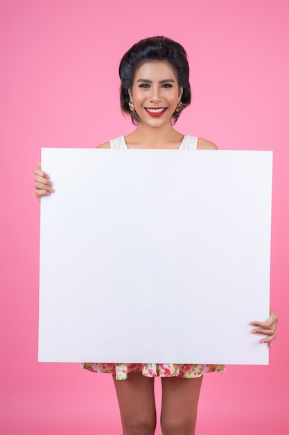 Retrato de mujer de moda mostrando la bandera blanca