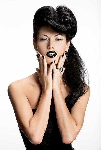 Retrato de mujer de moda con uñas negras y labios en color negro