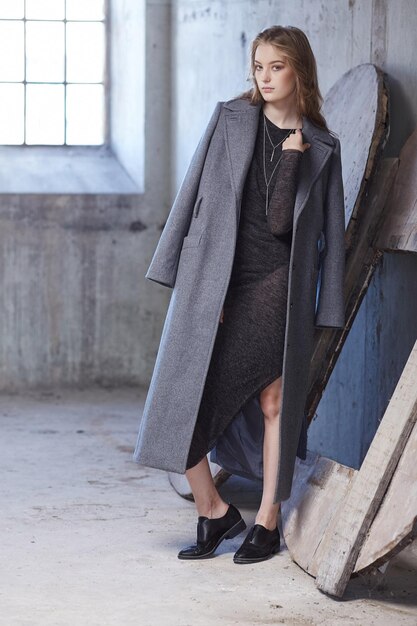 Retrato de mujer moderna con un abrigo gris.
