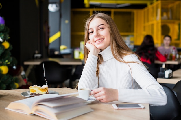 Foto gratuita retrato de mujer moderna en cafetería