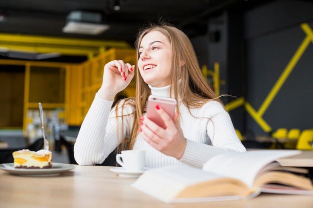 Foto gratuita retrato de mujer moderna en cafetería