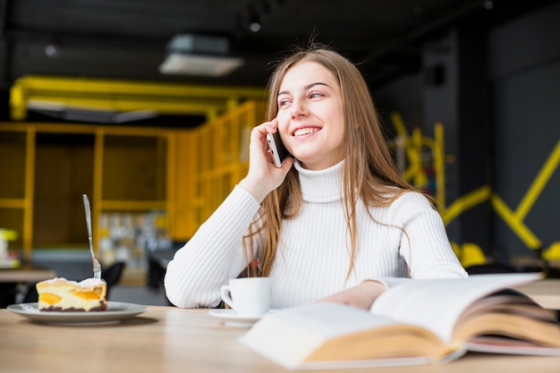 Retrato de mujer moderna en cafetería