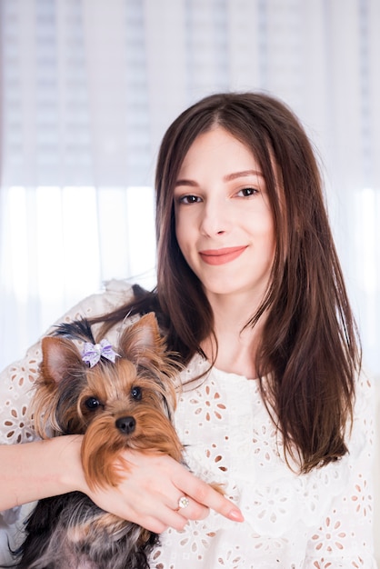Retrato de mujer moderna en casa con perro