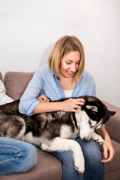 Retrato de mujer moderna en casa con perro