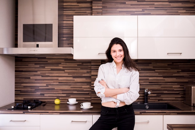 Retrato de mujer moderna en casa