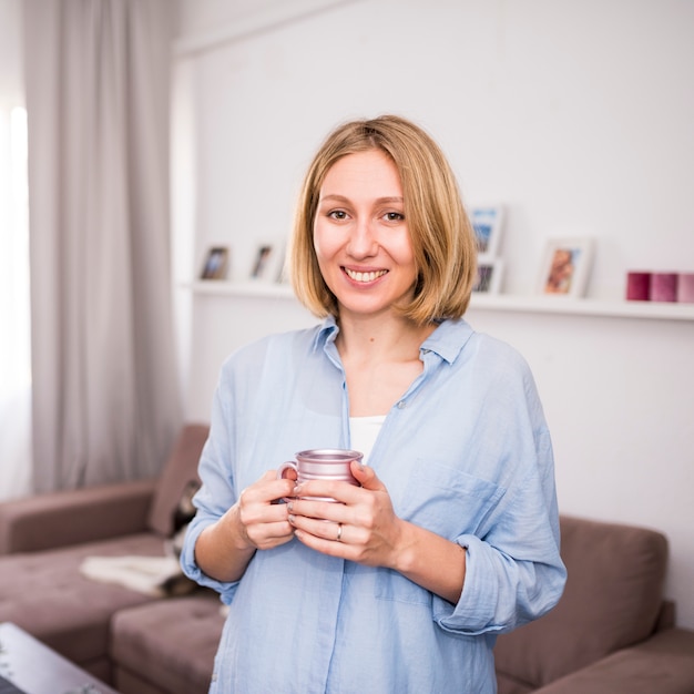 Retrato de mujer moderna en casa