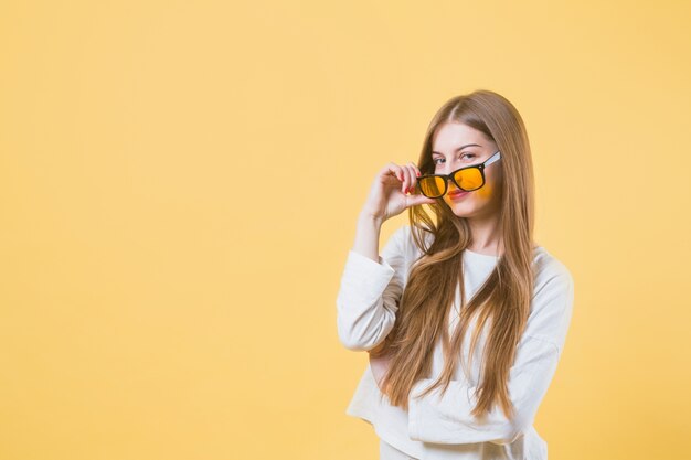 Retrato de mujer moderna con gafas de sol