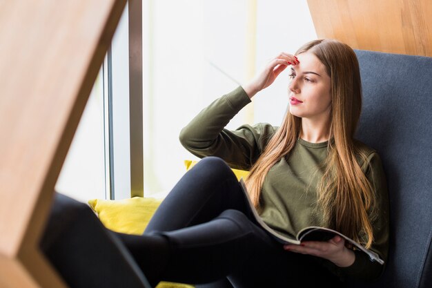 Retrato de mujer moderna relajando en casa