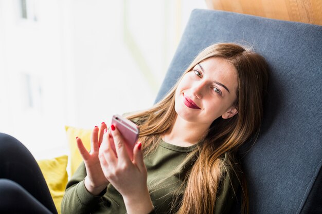 Retrato de mujer moderna relajando en casa