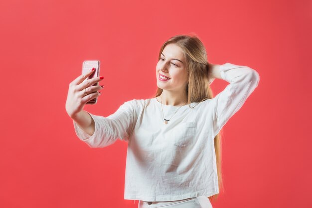 Retrato de mujer moderna con smartphone