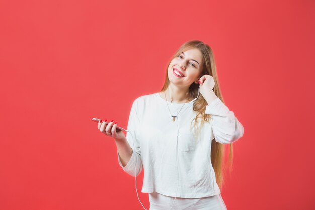 Retrato de mujer moderna con smartphone