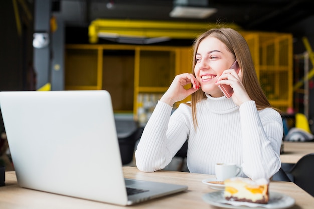 Retrato de mujer moderna trabajando con portátil