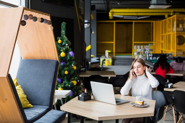 Retrato de mujer moderna trabajando con portátil