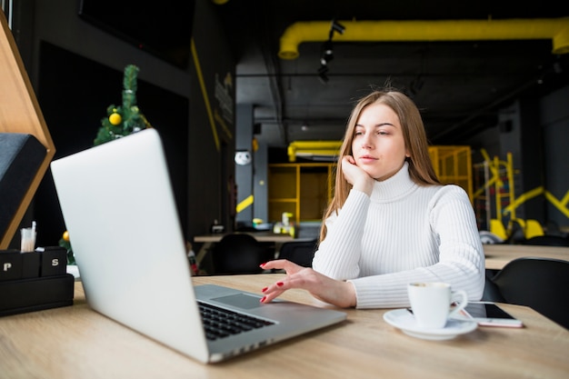 Foto gratuita retrato de mujer moderna trabajando con portátil