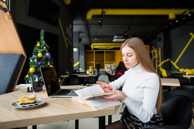 Foto gratuita retrato de mujer moderna trabajando con portátil