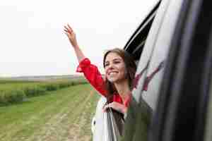 Foto gratuita retrato mujer montando coche