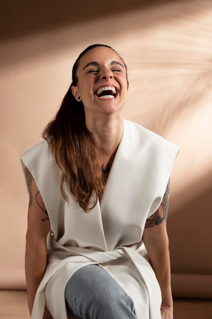 Foto gratuita retrato de mujer morena elegante posando y sonriendo