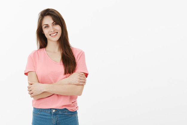 Foto gratuita retrato de mujer morena encantadora posando en el estudio