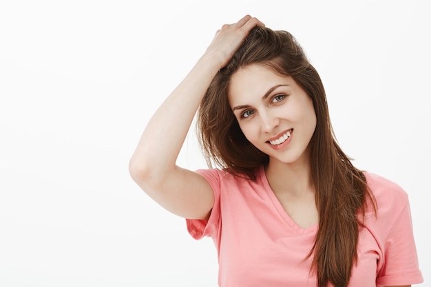 Foto gratuita retrato de mujer morena encantadora posando en el estudio