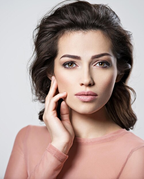 Retrato de mujer morena con hermoso cabello largo y castaño. Chica adulta bastante joven posando Primer rostro femenino atractivo.