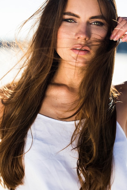 Retrato de mujer morena con el pelo largo y brillante