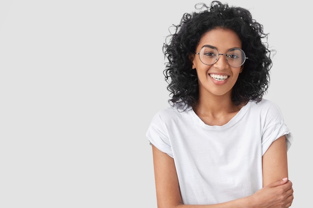 Retrato de mujer morena con pelo rizado