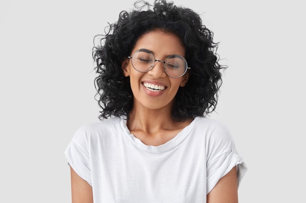 Retrato de mujer morena con pelo rizado